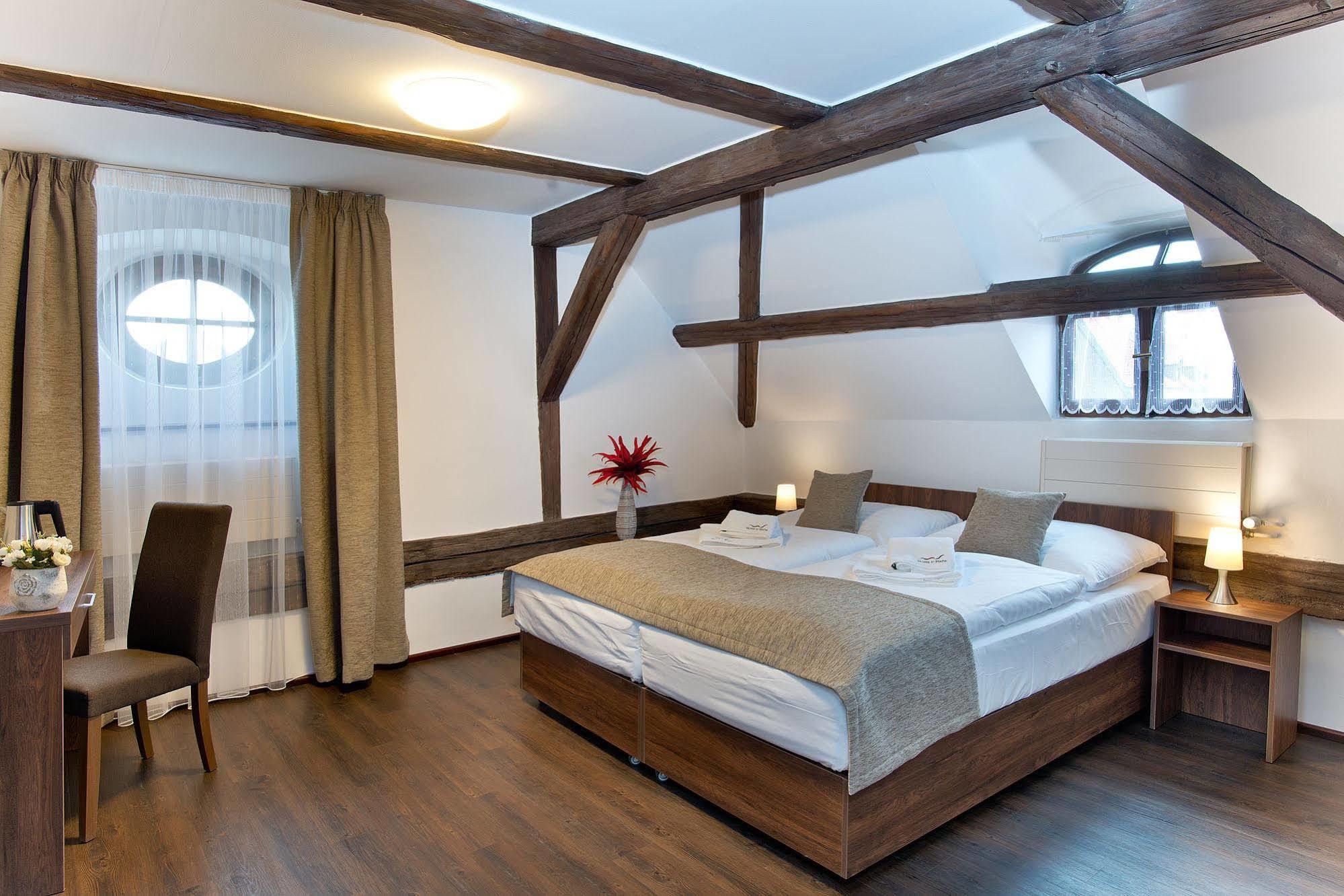 Hotel U Hada Zatec Екстер'єр фото